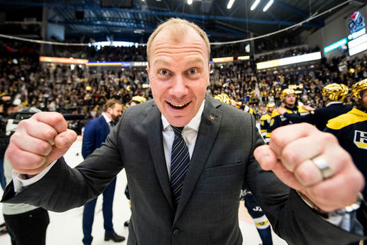 s tränare Johan Lindbom jublar