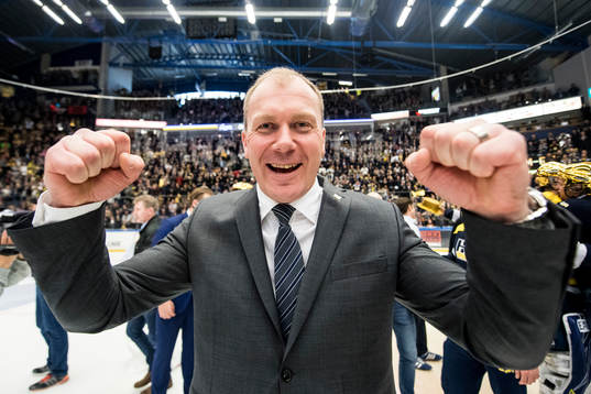 s tränare Johan Lindbom jublar