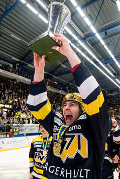 s Kevin Stenlund jublar med SM-pokalen LeMat