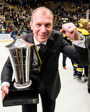 s tränare Johan Lindbom jublar med SM-pokalen LeMat