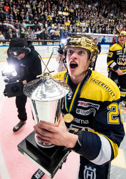 s Lawrence Pilut jublar med SM-pokalen LeMat