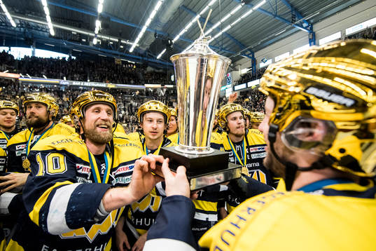 s Martin Thörnberg med SM-pokalen LeMat