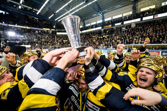 s spelare jublar med SM-pokalen LeMat