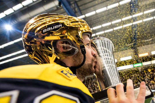 s Pär Arlbrandt kysser SM-pokalen LeMat