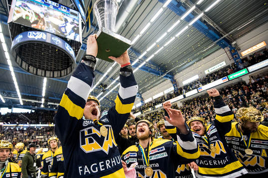 s Oscar Sundh jublar med SM-pokalen LeMat