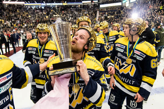 s Mattias Tedenby jublar med SM-pokalen LeMat