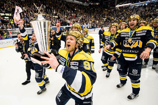 s Ted Brithén jublar med SM-pokalen LeMat