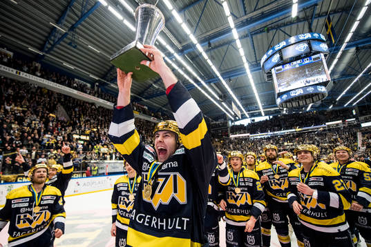 s Kevin Stenlund jublar med SM-pokalen LeMat