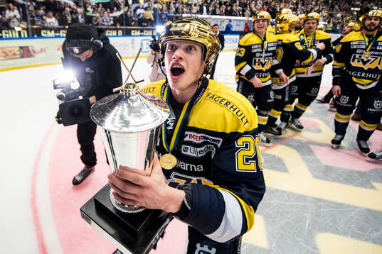 s Lawrence Pilut jublar med SM-pokalen LeMat