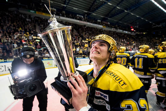 s Lias Andersson jublar med SM-pokalen LeMat