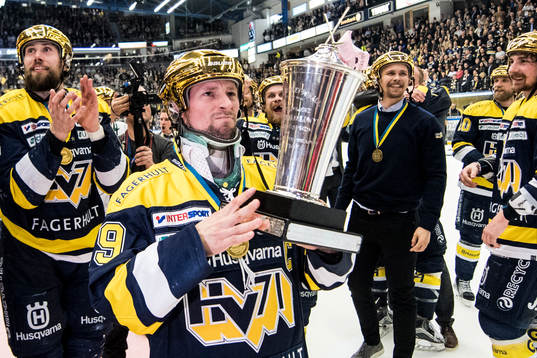 s Chris Abbott med SM-pokalen LeMat