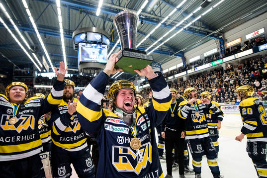 s Chris Abbott jublar med SM-pokalen LeMat