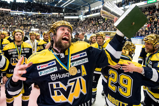 s Christoffer Persson jublar med SM-pokalen LeMat