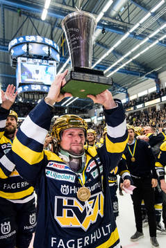 s Chris Abbott jublar med SM-pokalen LeMat