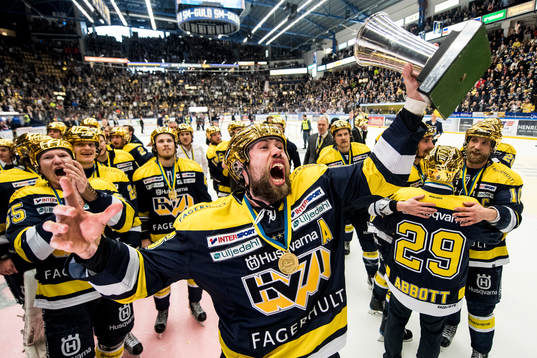s Christoffer Persson jublar med SM-pokalen LeMat