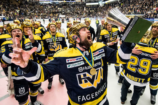 s Christoffer Persson jublar med SM-pokalen LeMat
