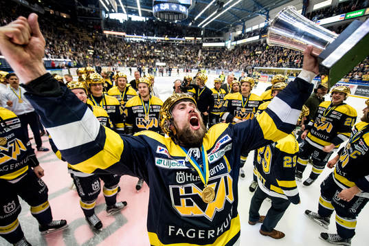 s Christoffer Persson jublar med SM-pokalen LeMat