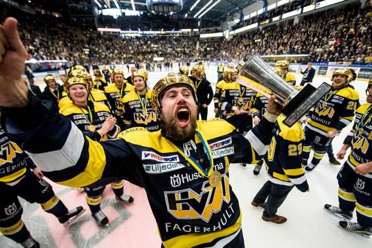 s Christoffer Persson jublar med SM-pokalen LeMat