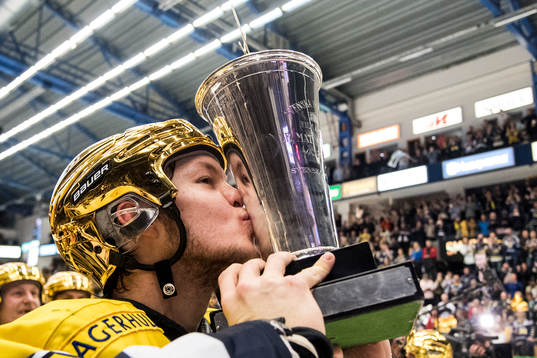 s målvakt Linus Söderström kysser SM-pokalen LeMat