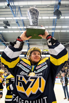 s målvakt Linus Söderström jublar med SM-pokalen LeMat