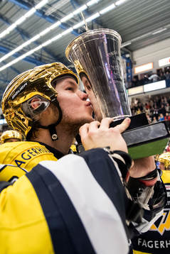 s målvakt Linus Söderström kysser SM-pokalen LeMat
