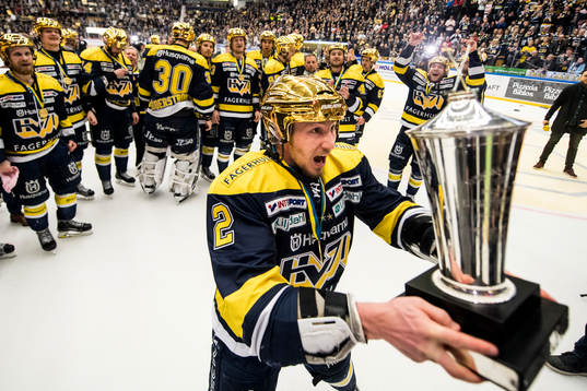 s Kristofer Berglund jublar med SM-pokalen LeMat