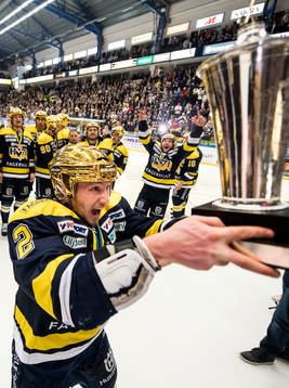 s Kristofer Berglund jublar med SM-pokalen LeMat