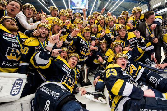 s spelare jublar med SM-pokalen LeMat