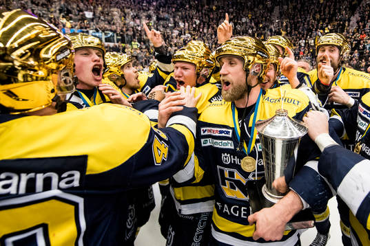 s Martin Thörnberg jublar med SM-pokalen LeMat