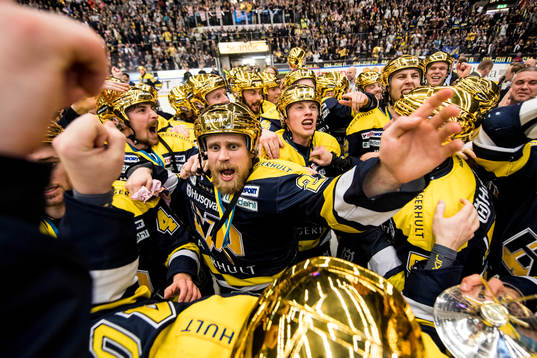 s Mattias Tedenby jublar