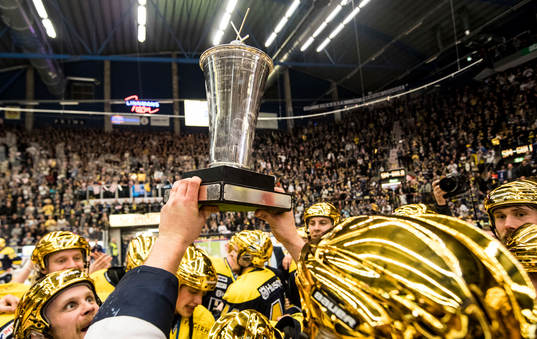 s spelare jublar med SM-pokalen LeMat