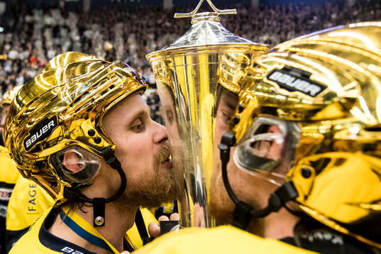 s Mattias Tedenby kysser SM-pokalen LeMat