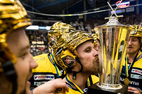 s Mattias Tedenby kysser SM-pokalen LeMat