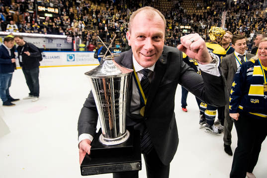 s tränare Johan Lindbom jublar med SM-pokalen LeMat