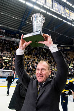 s tränare Johan Lindbom jublar med SM-pokalen LeMat
