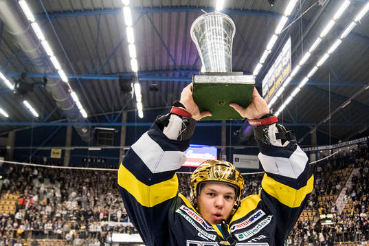 s målvakt Linus Söderström jublar med SM-pokalen LeMat