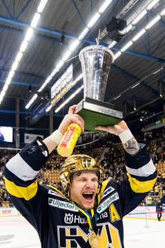 s Simon Önerud jublar med SM-pokalen LeMat