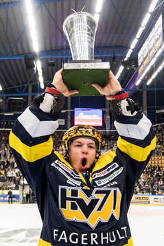 s målvakt Linus Söderström jublar med SM-pokalen LeMat