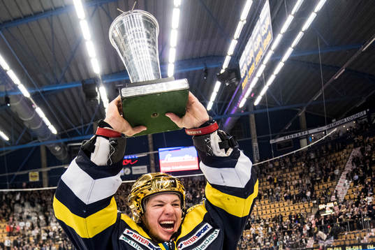 s målvakt Linus Söderström jublar med SM-pokalen LeMat