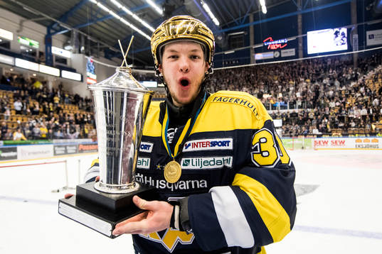 s målvakt Linus Söderström jublar med SM-pokalen LeMat