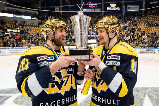s Martin Thörnberg och Simon Önerud jublar med SM-pokalen