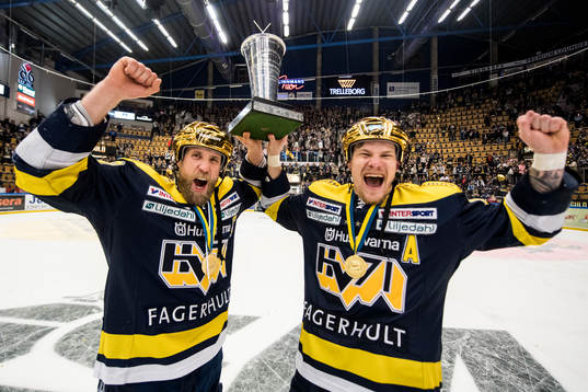 s Martin Thörnberg och Simon Önerud jublar med SM-pokalen