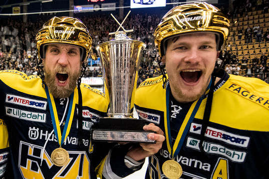s Martin Thörnberg och Simon Önerud jublar med SM-pokalen