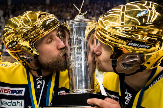 s Martin Thörnberg och Simon Önerud kysser SM-pokalen