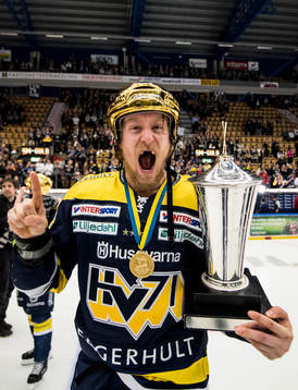 s Oscar Sundh jublar med SM-pokalen LeMat
