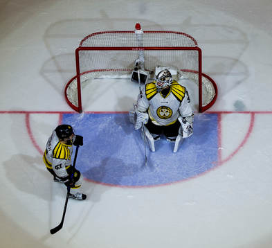Brynäs målvakt David Rautio och Juuso Ikonen deppar