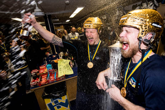s Simon Önerud och Mattias Tedenby blir nersprutade med