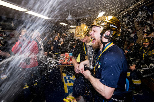 s Simon Önerud och Mattias Tedenby blir nersprutade med