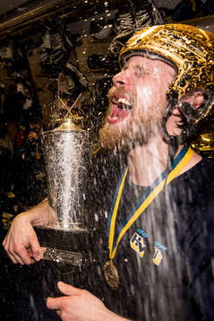 s Mattias Tedenby blir nersprutade med champagne i