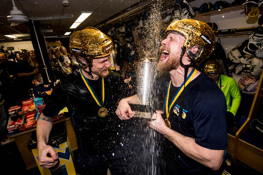 s Simon Önerud och Mattias Tedenby blir nersprutade med